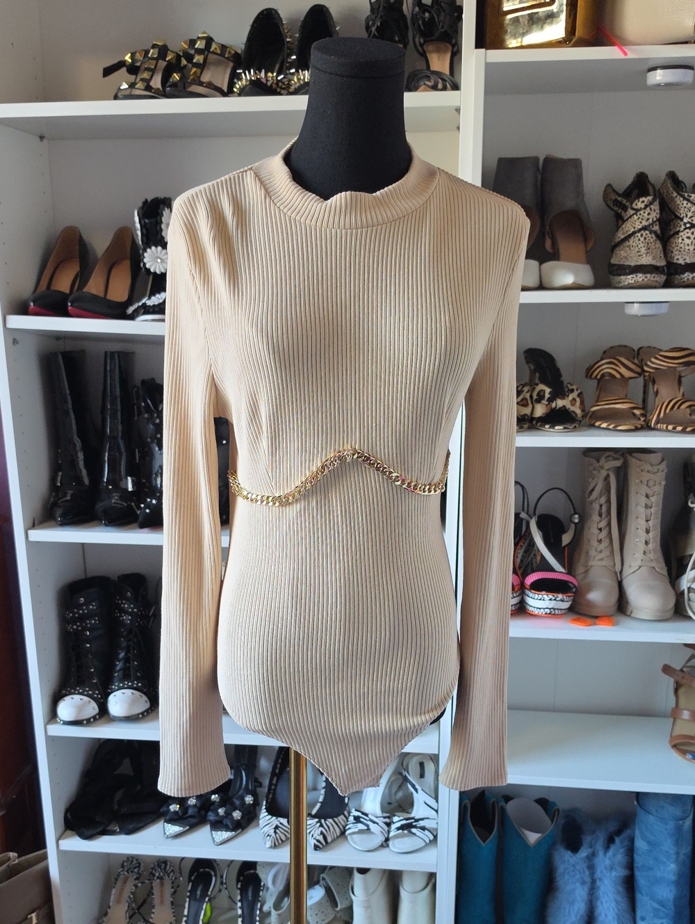 Ribbed Long-Sleeve Scoop-Neck Bodysuit with Gold Chain — Cream